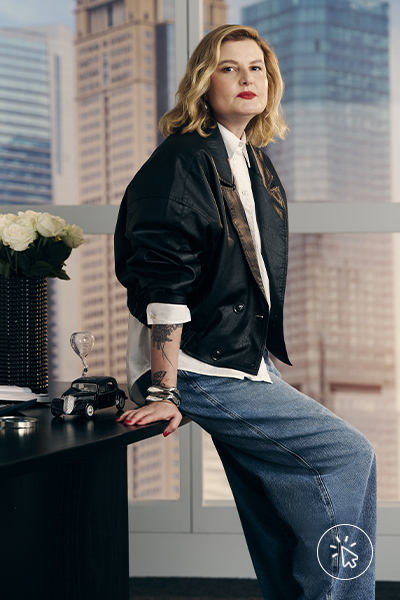 Larissa Lucchese veste jaqueta de PU e jeans da coleção C&A & Editoras de Moda
