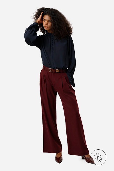 Modelo veste bata feminina com babado texturizada azul marinho