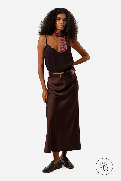 Modelo veste blusa feminina de alcinha com decote V e com renda marrom