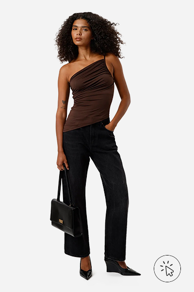 Modelo veste blusa ombro único feminina franzida assimétrica marrom
