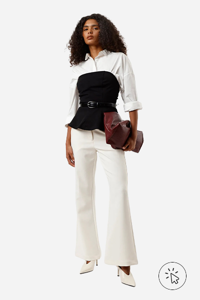Modelo veste blusa peplum feminina sem alça texturizada preta