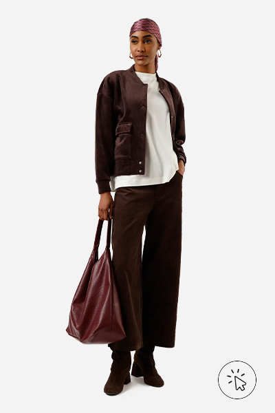 Modelo veste jaqueta bomber feminina de veludo cotelê com bolsos marrom