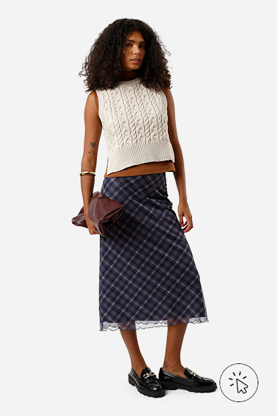 Modelo veste saia mídi feminina de tule xadrez azul marinho
