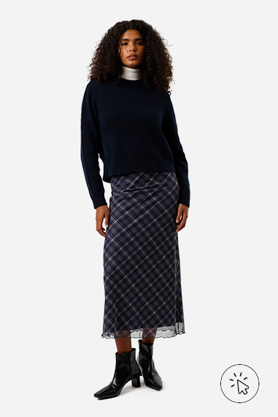 Modelo veste saia mídi feminina de tule xadrez azul marinho