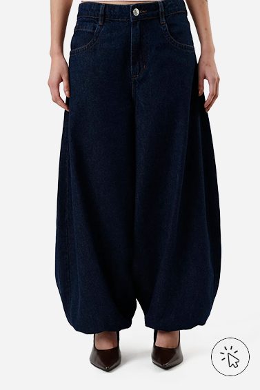 Modelo veste calça aladim feminina jeans cintura média azul marinho - combinar cores de roupas