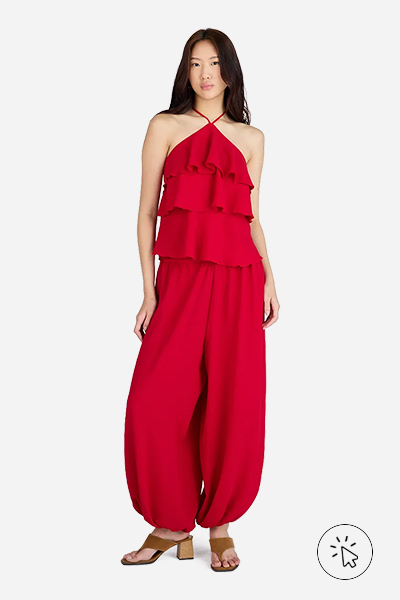 Modelo veste calça balloon feminina texturizada vermelha