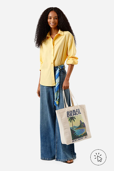 Modelo veste camisa feminina com linho oversized amarelo claro