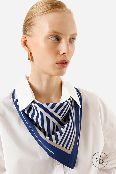 Modelo veste camisa branca com lenço geométrico azul no pescoço