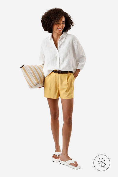 Modelo veste short de alfaiataria com linho cintura alta amarelo