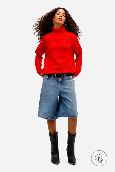 Modelo veste suéter básico feminino de tricô gola alta vermelho