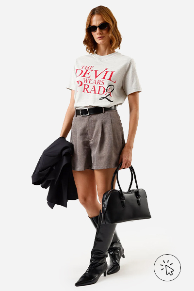 Modelo veste camiseta feminina de algodão estampada da coleção O Diabo Veste Prada 2
