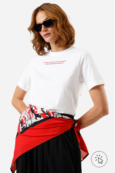 Modelo veste camiseta feminina de algodão estampada da coleção O Diabo Veste Prada 2