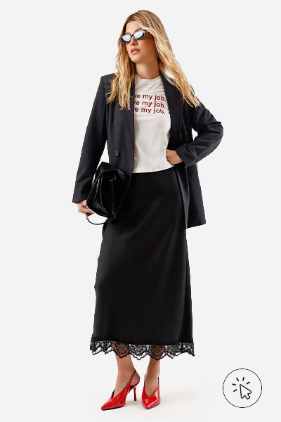 Modelo veste camiseta feminina de algodão estampada da coleção O Diabo Veste Prada 2
