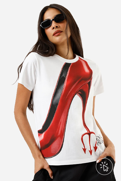 Modelo veste camiseta feminina de algodão estampada da coleção O Diabo Veste Prada 2