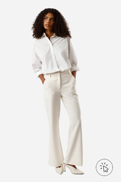Modelo veste camisa oversized off-white, calça de alfaiataria bege e scarpin mule off-white - estilo minimalista - estilo minimalista feminino - o que é estilo minimalista