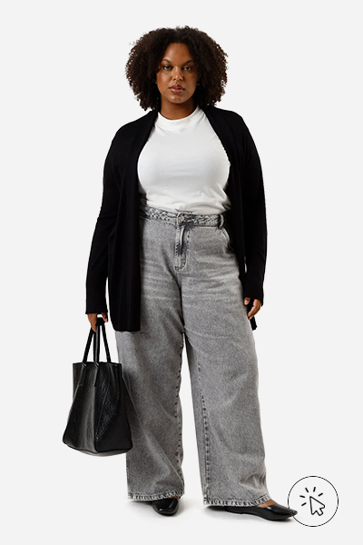 Modelo veste camiseta branca, calça jeans skater cinza, cardigan preto, sapatilha preta e bolsa estruturada preta - estilo minimalista - estilo minimalista feminino - o que é estilo minimalista