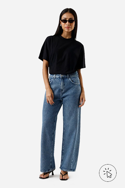 Modelo veste camiseta de algodão peruano preta, calça reta jeans, tamanco de salto fino preto e óculos escuros - estilo minimalista - estilo minimalista feminino - o que é estilo minimalista