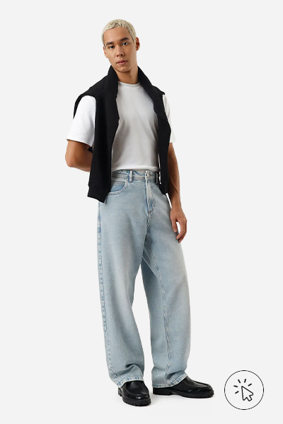 Modelo veste camiseta branca, cardigan preto sobre os ombros, calça jeans baggy e mocassim tratorado preto - estilo minimalista - estilo minimalista masculino - o que é estilo minimalista