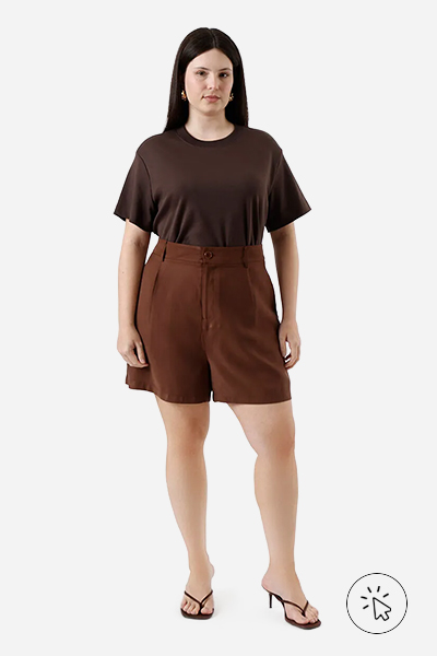 A modelo está usando camiseta, bermuda e tamanco, tudo marrom - look monocromático - o que é monocromático - o que é look monocromático