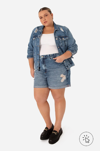A modelo está usando short mom jeans, jaqueta trucker e regata branca - look monocromático - o que é monocromático - o que é look monocromático