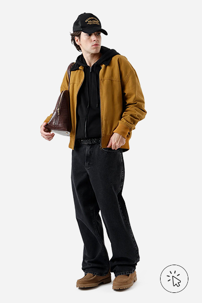 Modelo veste calça baggy masculina jeans preta - look para show à noite