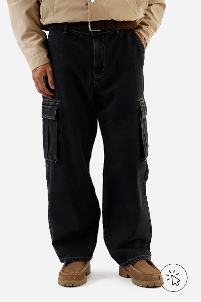 Modelo veste calça jeans black wide leg cargo preta - look para show à noite