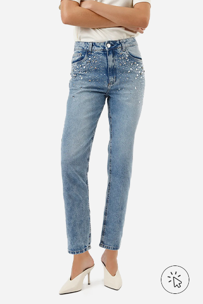 Modelo veste calça mom feminina jeans cintura alta com brilhos - look para show à noite