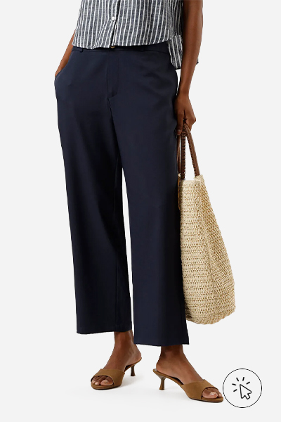 Modelo veste calça reta com cós largo  - look para show à noite