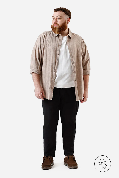 Modelo veste calça slim masculina de sarja plus size preta - look para show à noite