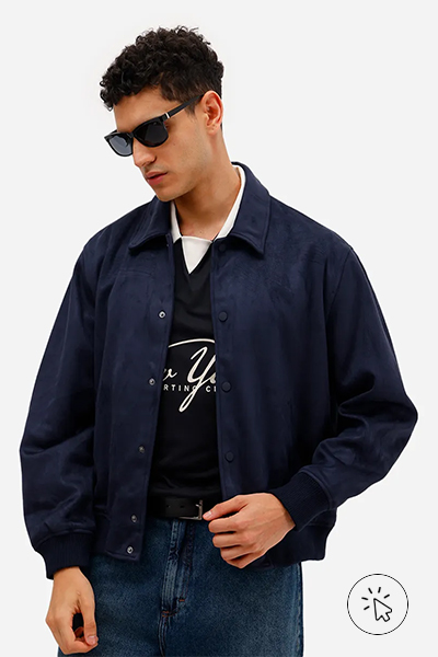 Modelo veste jaqueta bomber masculina de suede azul-marinho - look para show à noite