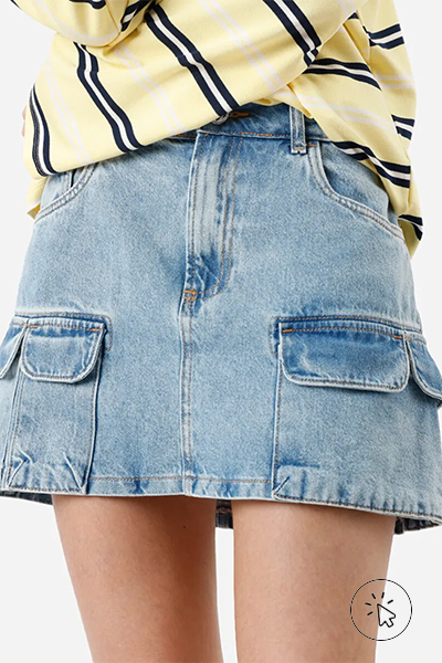 Modelo veste minissaia feminina jeans multibolsos azul clara - look para show à noite