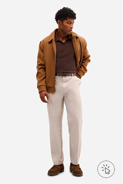 Modelo veste polo comfort masculina texturizada marrom - look para show à noite