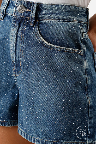 Short mom feminino jeans com brilhos azul - look para show à noite