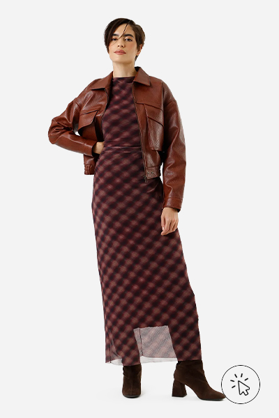 Modelo veste vestido mídi feminino de tule franzido xadrez roxo - look para show à noite