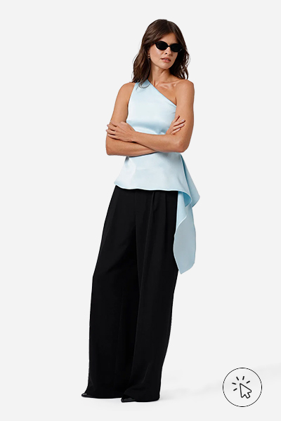 Modelo veste blusa ombro único feminina acetinada Mindset azul bebê