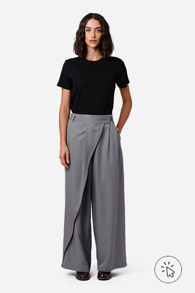 Modelo veste calça de alfaiataria feminina cós transpassado risca de giz cinza
