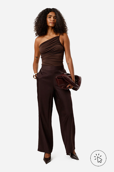 Modelo veste calça estilo pijama feminina com viscose marrom