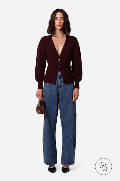 Modelo veste cardigan acinturado feminino de tricô Mindset vinho escuro