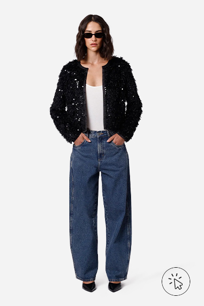 Modelo veste casaco cropped feminino de tricô com paetê texturizado preto