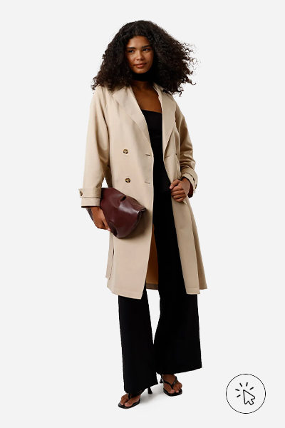 Modelo veste casaco trench coat mídi feminino bege