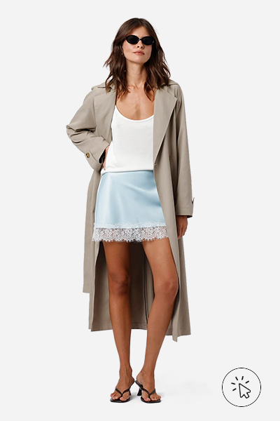 Modelo veste saia curta feminina com renda acetinada Mindset azul bebê