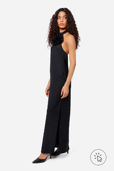 Modelo veste vestido halterneck feminino com flor e fenda Mindset preto