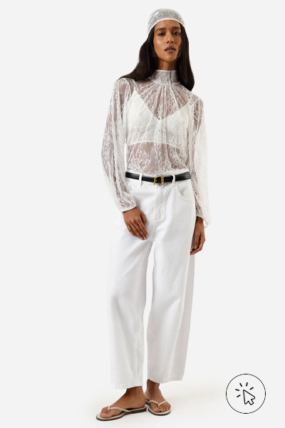 Modelo veste bata feminina de renda com gola laço floral off-white  - moda anos 2000 - o que era moda nos anos 2000 - estilo y2k - o que é y2k