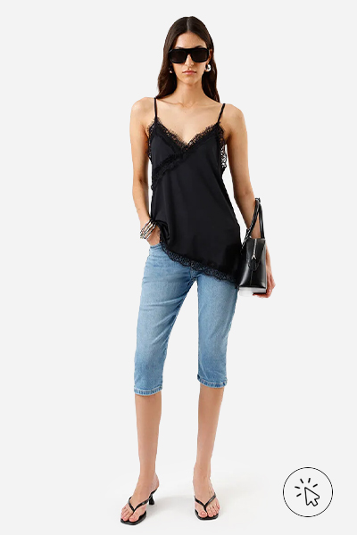 Modelo veste calça capri feminina jeans azul  - moda anos 2000 - o que era moda nos anos 2000 - estilo y2k - o que é y2k