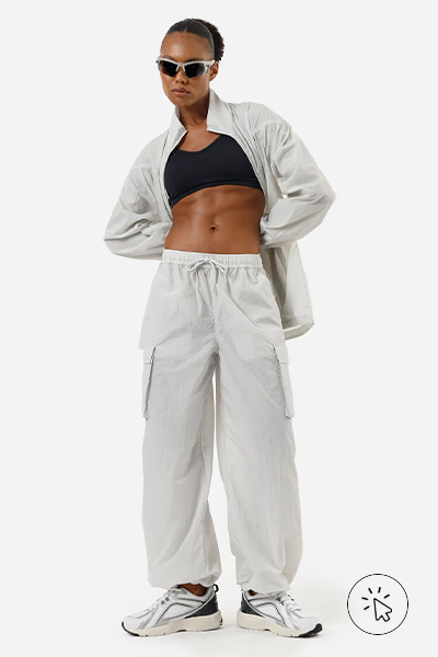 Modelo veste calça cargo feminina de poliamida esportiva ACE cinza   - moda anos 2000 - o que era moda nos anos 2000 - estilo y2k - o que é y2k