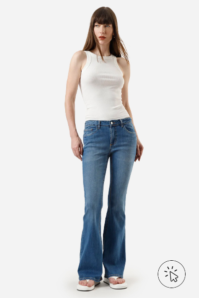 Modelo veste calça flare feminina jeans cintura baixa azul  - moda anos 2000 - o que era moda nos anos 2000 - estilo y2k - o que é y2k