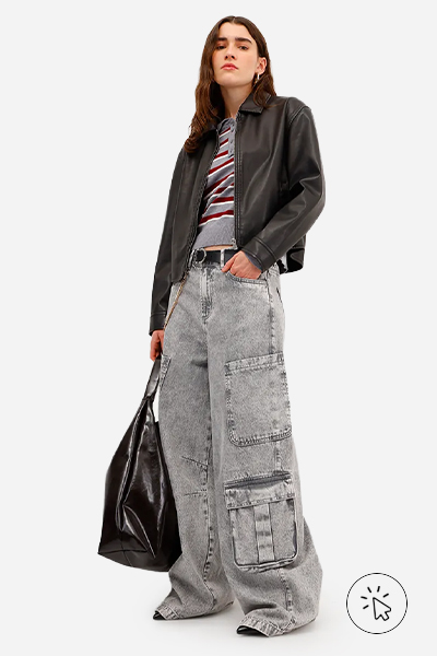 Modelo veste calça skater feminina jeans com bolsos cargo cinza  - moda anos 2000 - o que era moda nos anos 2000 - estilo y2k - o que é y2k