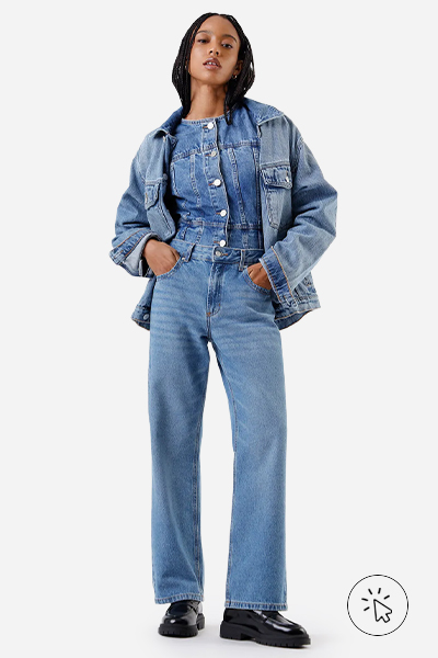 Modelo veste calça wide leg slim feminina jeans azul  - moda anos 2000 - o que era moda nos anos 2000 - estilo y2k - o que é y2k