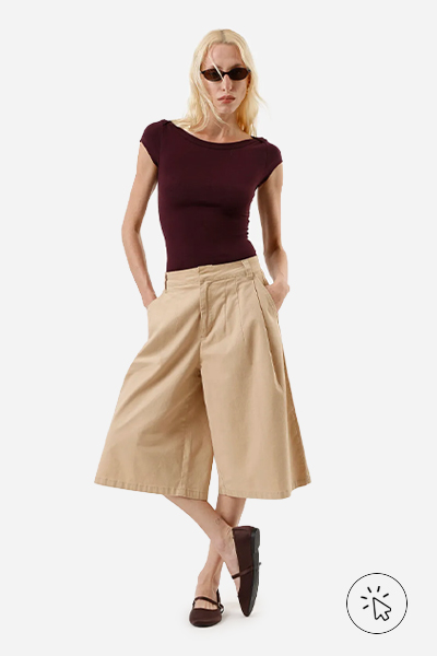 Modelo veste blusa feminina de algodão com decote canoa vinho