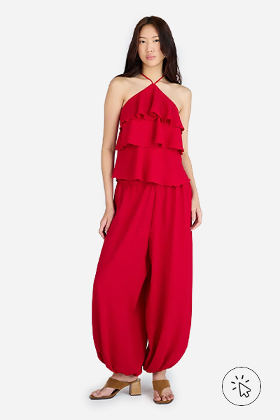 Modelo veste calça balloon feminina texturizada vermelha